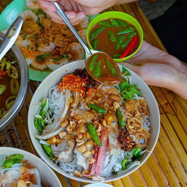 Da Nang: Local Street Food Walking Tour - What the guides add to the food
