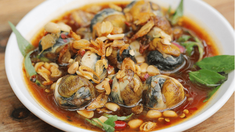 Da Nang: Local Street Food Walking Tour - Meeting at Outta da Blue on Pasteur Street