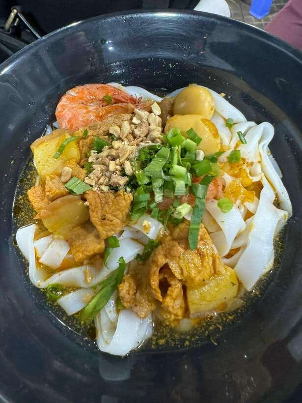 Đà Nẵng Private Street Food Tour With Beautiful Female Guide - Dragon Bridge fire and water show at 9:00 pm