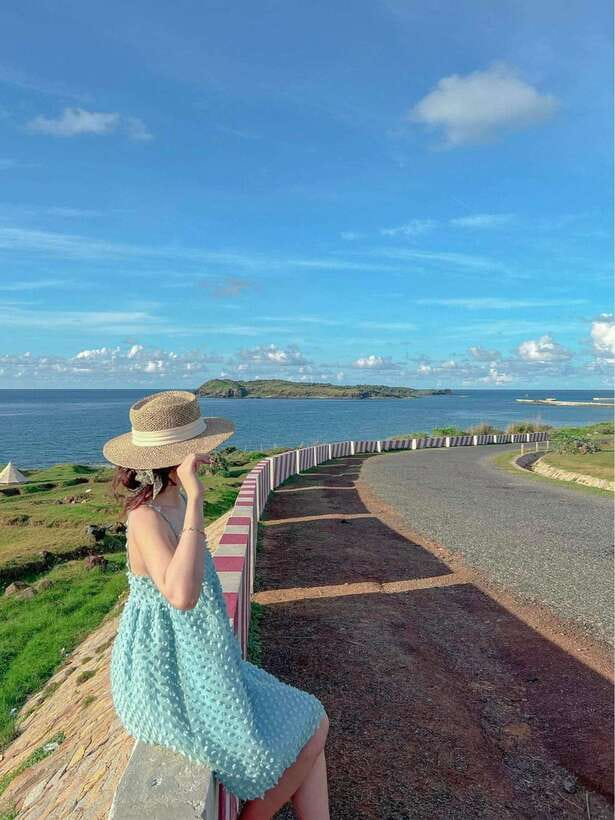 Đà Nẵng Private Street Food Tour With Beautiful Female Guide - Riding from My Khe Beach into Da Nang