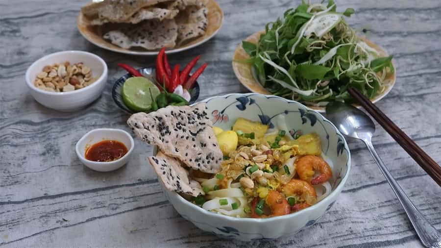 Da Nang: Street Food Private Walking Tour with Tastings - Six Da Nang dishes, served as a walking lesson