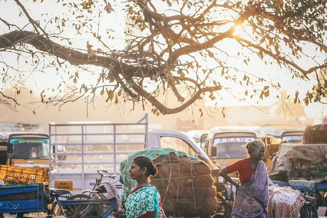 Delhi: Explore Old Delhi on Tuk Tuk with Shopping and Street Food - Ugrasen ki Baoli and a change of pace