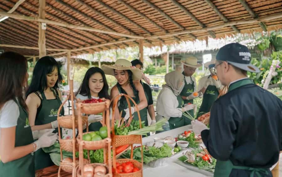 Dinner from cooking class & enjoy local night market - Meeting Jimmy and learning at a friendly pace