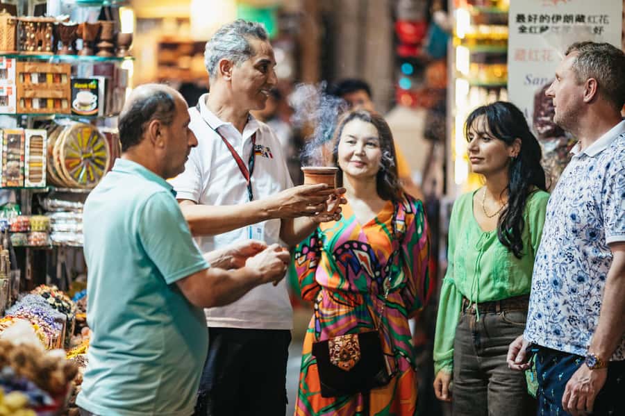 Dubai: Half-Day Street Food Tour - The final meal, eaten by hand