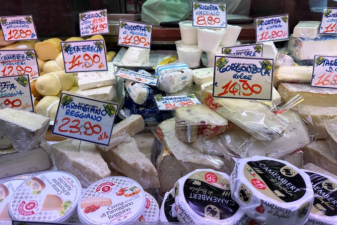 Eating Milan Street Food Tour with Guided Tasting and Sightseeing - Piazza del Duomo, Milan’s grandest pause