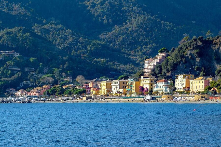 Florence: Cinque Terre Day Trip with Optional Street Food - Riomaggiore and the short train hop