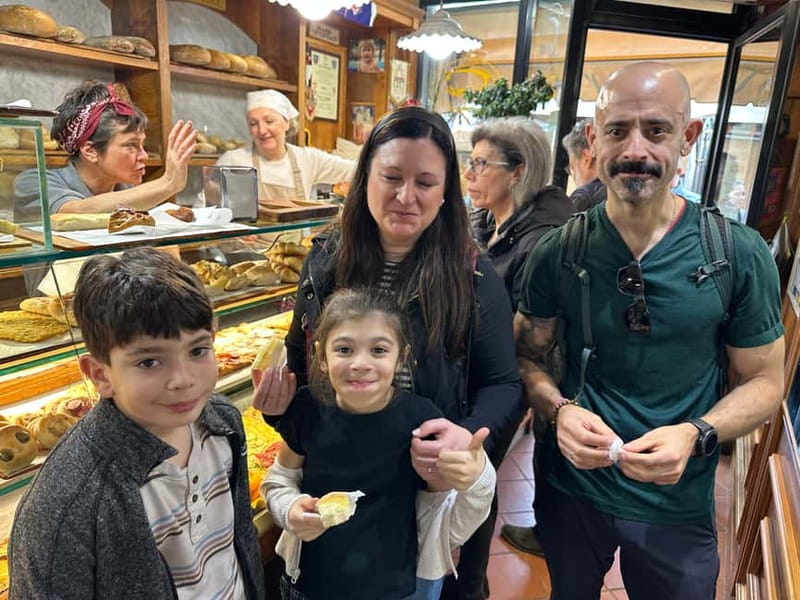Florence: Street Food Tour with Wine & Local Guide - Florence’s landmarks between the bites