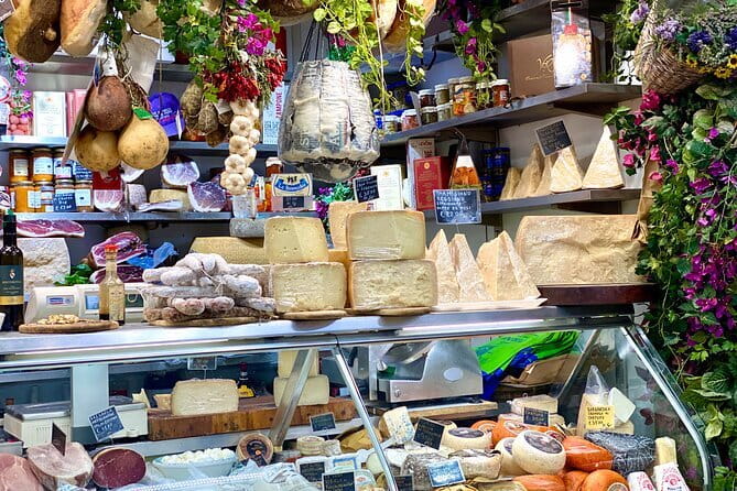 Florence Street Food Walking Tour with wine in Duomo Area - Walking toward the Arno and Ponte Vecchio
