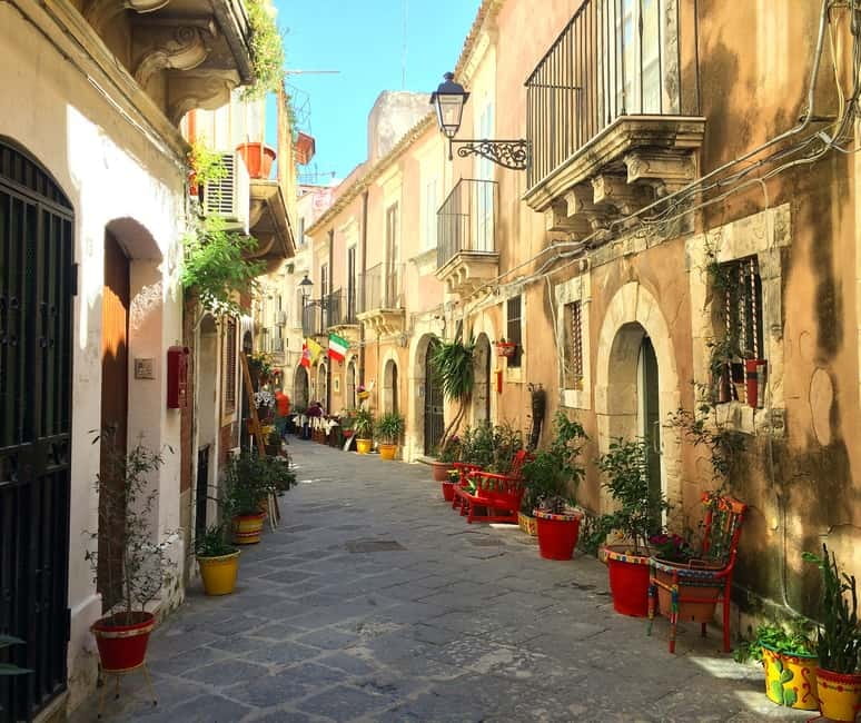 From Taormina: Syracuse Tour with lunch in Food Market - Via Cavour and the lanes of Ortigia