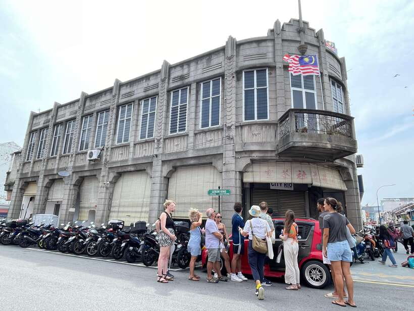 George Town: Heritage Walking Tour with Street Food Tasting - Starting between two cafes in George Town