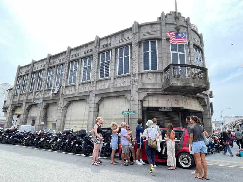George Town: Heritage Walking Tour with Street Food Tasting - Goddess of Mercy Temple and living Taoist practice