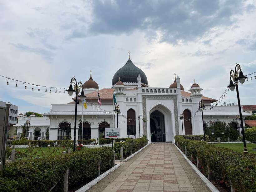 George Town: Heritage Walking Tour with Street Food Tasting - Sri Mahamariamman Temple and Hindu heritage