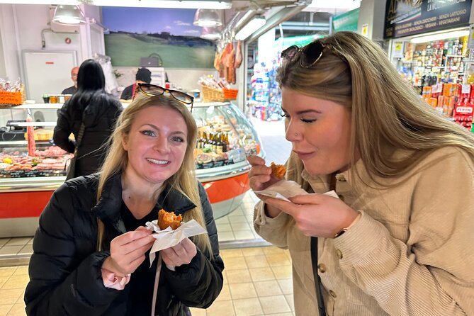 Gourmet Street Food and Guided Sightseeing Tour In Rome - Entering the Pantheon area