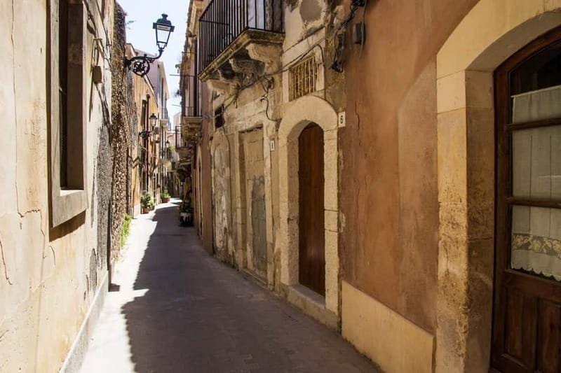 Guided tour of Ortigia with Fish Street Food at the market - Piazza Duomo and the Syracuse Cathedral