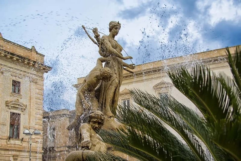 Guided tour of Ortigia with Fish Street Food at the market - Who will get the most from this walk?