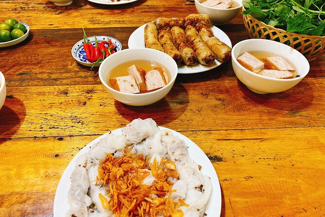 Hanoi: 7 Tasting Street Food Walking Tour and Train Street - Timing, group size, and practical planning