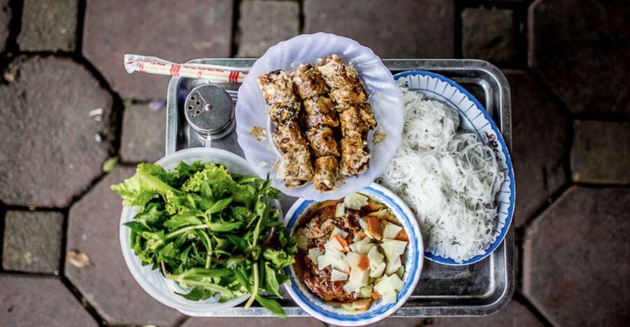 Hanoi: 7 Tastings Street Food Tour with Train Street - Extra dishes can change the route