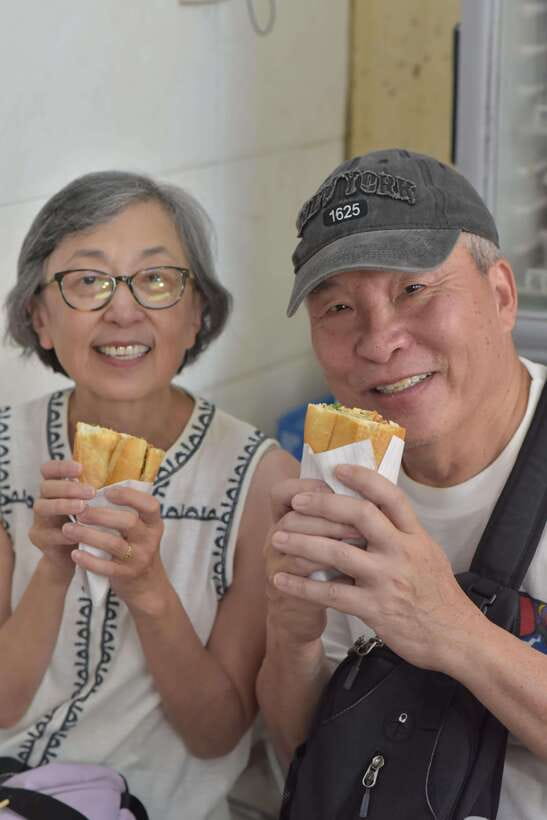 Hanoi Authentic Cyclo Ride and Street Food Experience - Bao Nhan Dan and Hoan Kiem Lake
