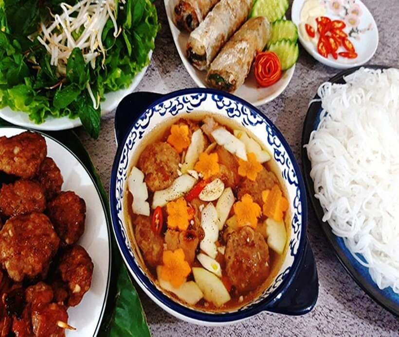 Hanoi: Eat Like a Local Small Group Street Food Tour - What the guides add to the meal
