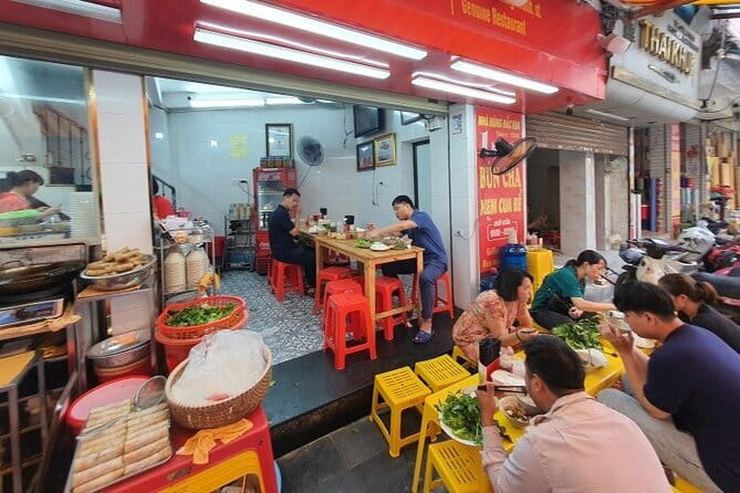 Hanoi Famous Michelin Guided Street Food Tour - Trying crispy eel and glass noodles