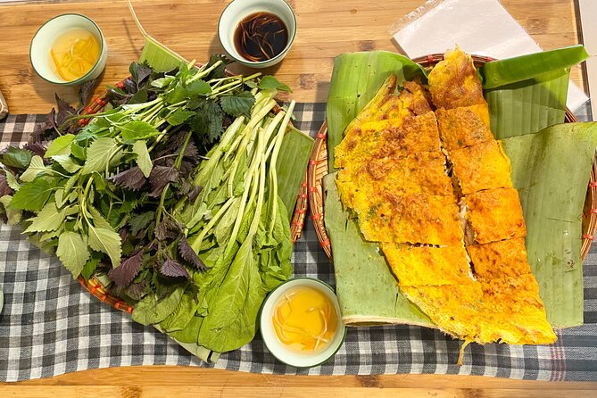 Hanoi food tour-Local street food tour (food&guide included) - The possibility of Train Street