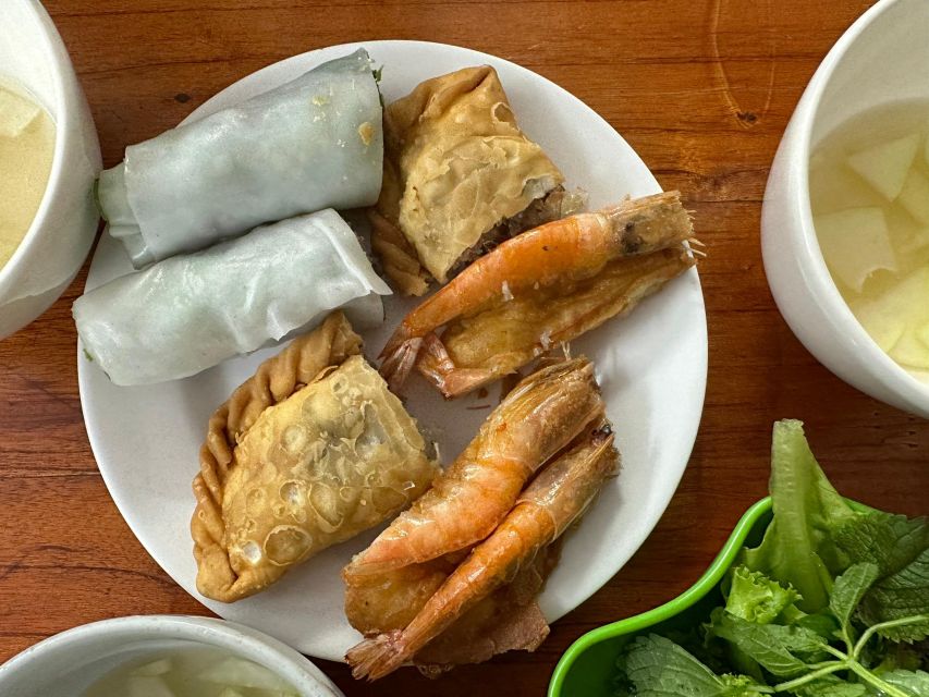 Hanoi Local Street Food Experience - Snacks and drinks between the main dishes