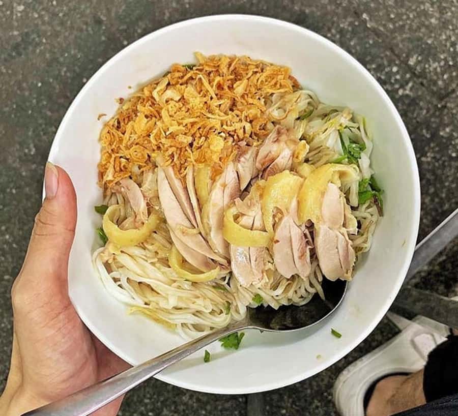Hanoi: Michelin Guide Street Food Tour with Spa Experience - What the guide adds to the meal