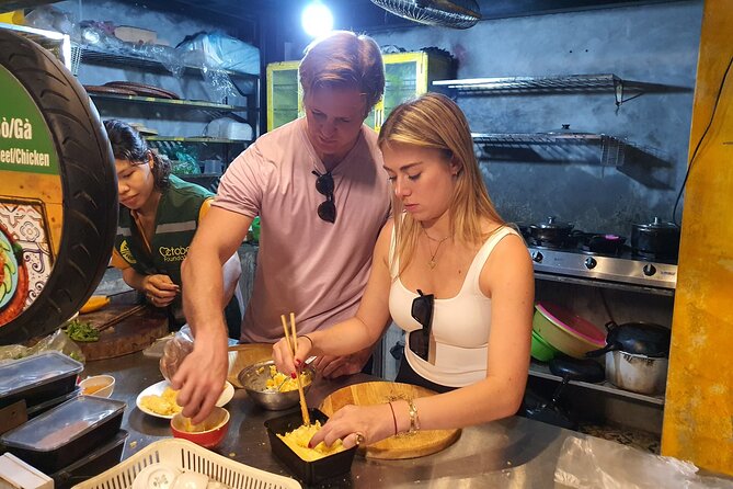 Hanoi Michelin Star Walking Food Tour & Train Street - Bia Hoi, chè, and the rhythm of an evening