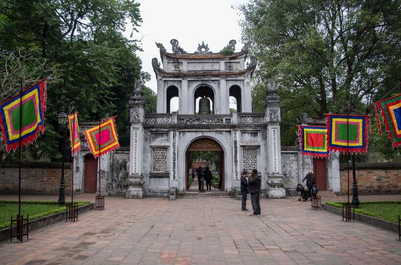 HANOI: MOTORBIKING TO TRAIN STREET & STREET FOOD TASTING - Tran Quoc Pagoda and the wider route