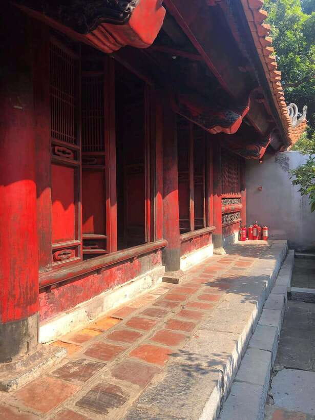 HANOI: MOTORBIKING TO TRAIN STREET & STREET FOOD TASTING - The Old Quarter food walk
