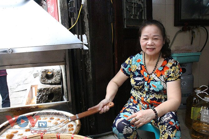 Hanoi Old Quarter Street Food tour with 12 plus tastings - Stop three: fried snacks at Lý Quốc Sư