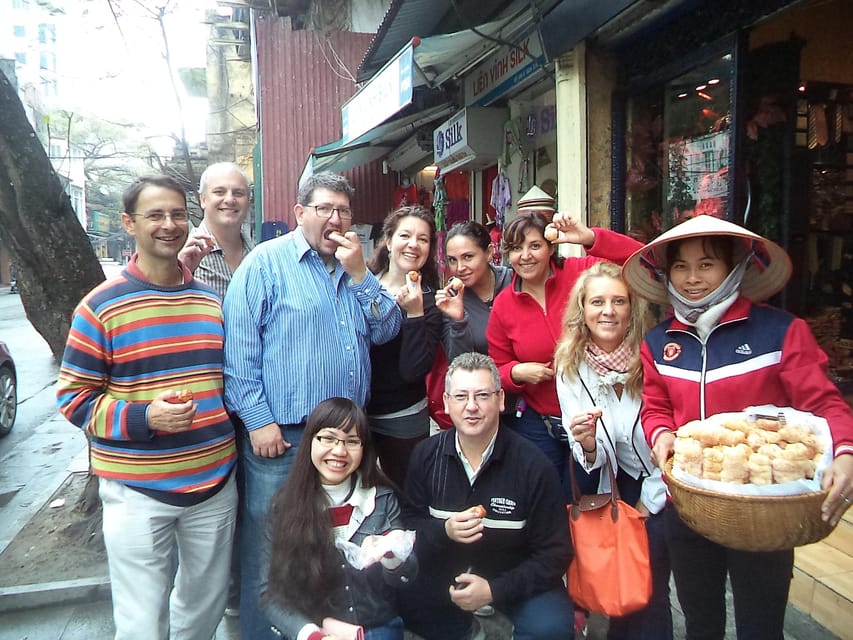 Hanoi: Old Quarter Street Food Walking Tour with 10 Tastings - What the guide adds to the food
