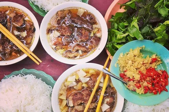 Hanoi Street Food Tour with Train Street Visit - How the guide affects the experience