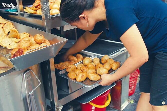 Hanoi street food walking and train street visit - Eating through the Old Quarter