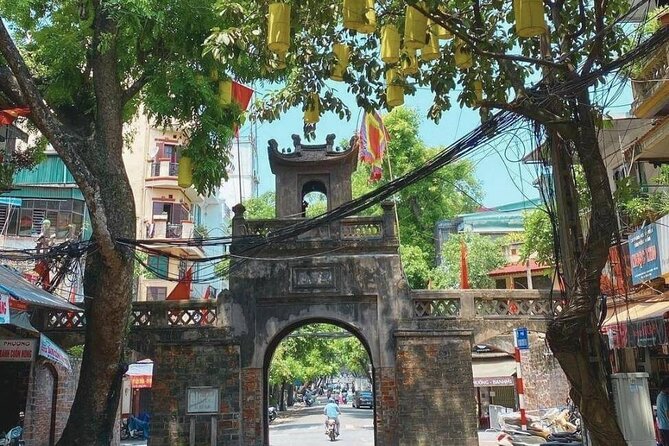 Hanoi Train Street Food Walking Tour - Dong Xuan Market in ten useful minutes