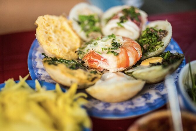 Hanoi Vegan Street Food Tour and Train Street - The guide can make or break the walk
