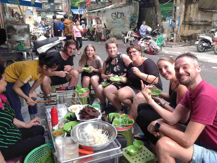 Hanoi: Vietnamese Street Food Tour with Local Guide - Walking through the Old Quarter between bites