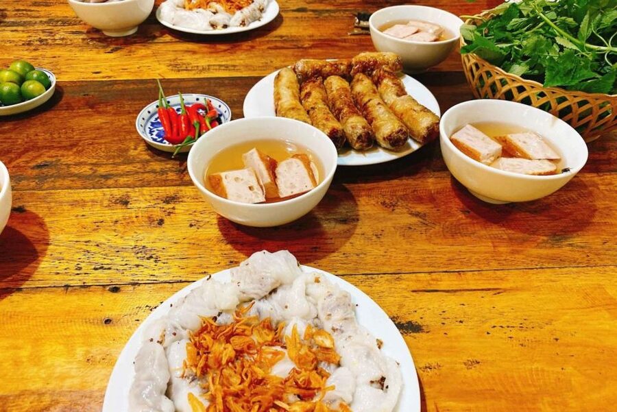 Hanoi: Walking Street Food Tour & Train Street w/Local Guide - Why this food walk works as a first Hanoi outing