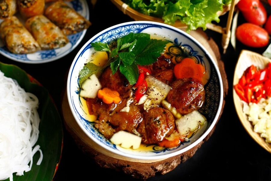 Hanoi: Walking Street Food Tour & Train Street w/Local Guide - Practical tips for getting more from the three hours