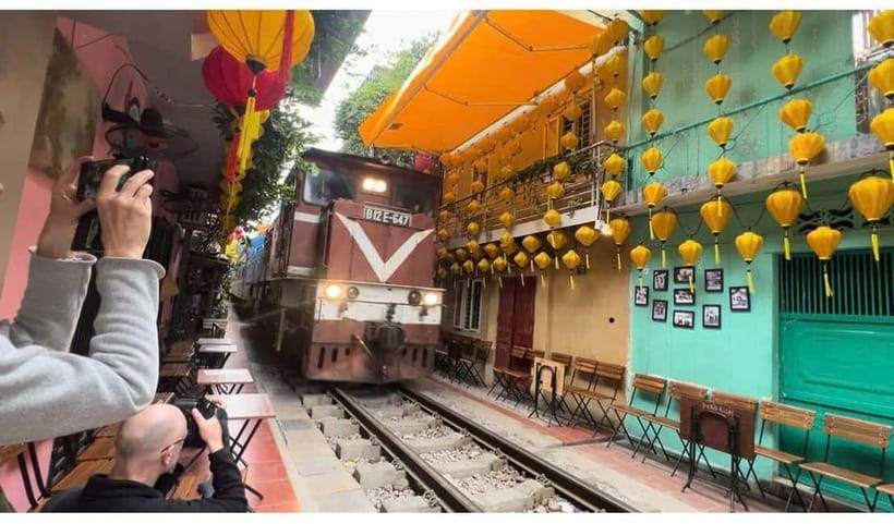 Hanoi: Walking Street Food & Train Street Culture Tour - Walking the Old Quarter’s small alleys
