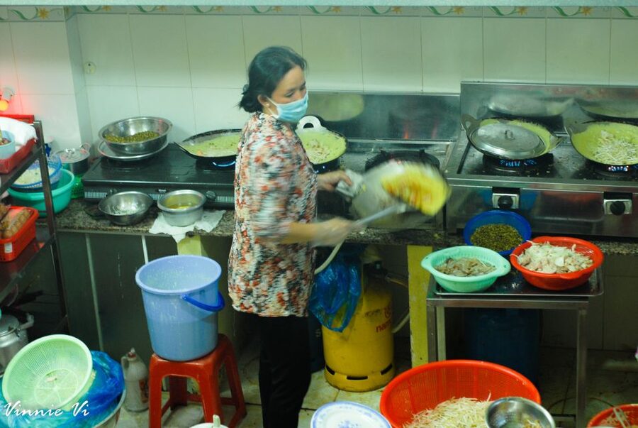 Ho Chi Minh City: Private Street Food Evening Walking Tour - Food alleys and old apartments in District 3