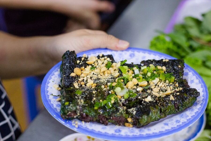 Ho Chi Minh City: Private Street Food Evening Walking Tour - The night flower market and dessert finish