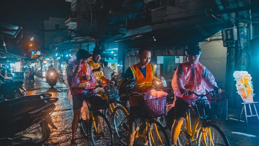 Ho Chi Minh City: Street Foodie Night Cycling Tour - Who should book this experience