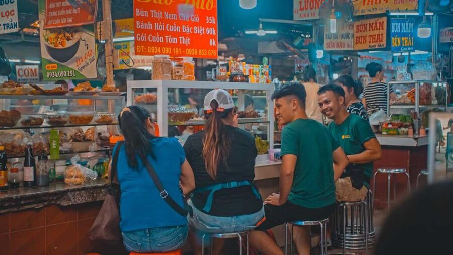 Ho Chi Minh City: Street Foodie Night Cycling Tour - Crossing into District 4 by bicycle