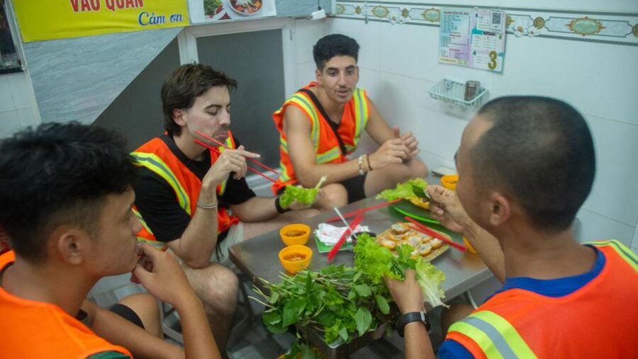 Ho Chi Minh City: Street Foodie Night Cycling Tour - The first District 4 food stop