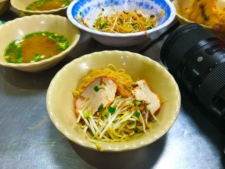 Ho Chi Minh City: Street Foodie Night Cycling Tour - Riding onward to District 10