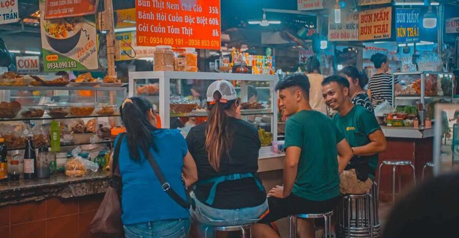 Ho Chi Minh City: Street Foodie Night Cycling Tour - Returning through District 1