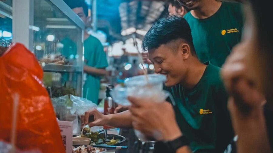 Ho Chi Minh City: Street Foodie Night Cycling Tour - Starting at 6 PM in District 1