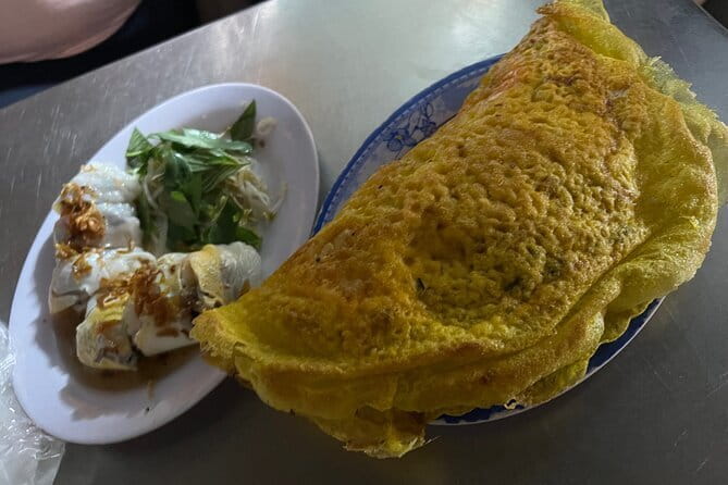 Ho Chi Minh Street Food & City Sights with Local Female Guide - The optional bar ending and acoustic music