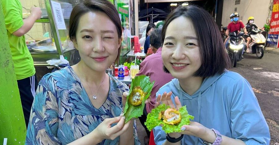 Ho Chi Minh: Street Food Experience in Saigon by Walking - Bánh xèo and bánh khọt: two crisp beginnings